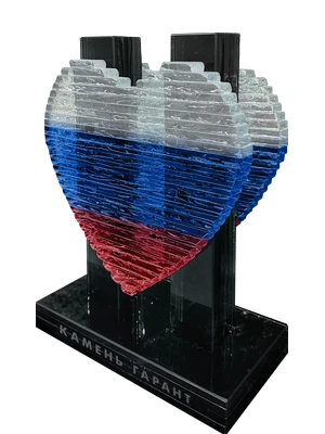 Стеклянное сердце в цветах российского флага